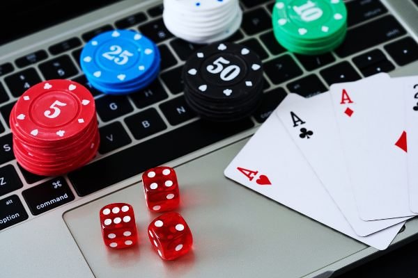 Tampilan aplikasi raja303 dengan kategori pertaruhan MMA dan live streaming